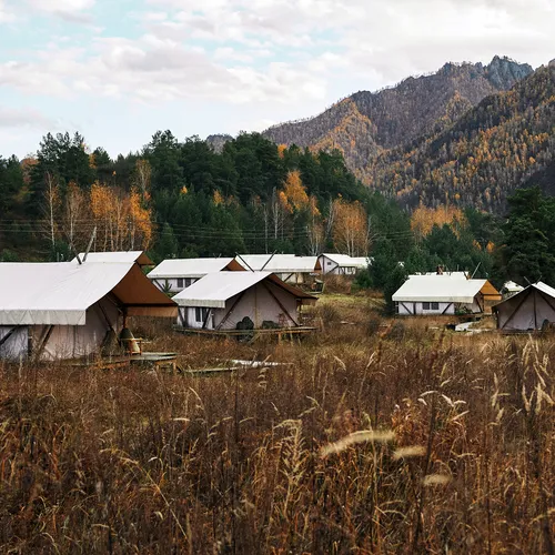 Цифровой детокс и дикий отдых в комфортных условиях: как устроен популярный глэмпинг Алтая