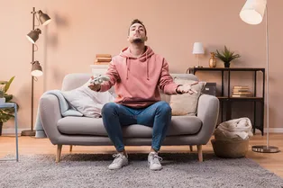 Как накачать мышцы, не вставая с дивана: простое упражнение для мужской силы Как накачать мышцы, не вставая с дивана: простое упражнение для мужской силы