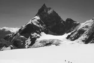 Российскую альпинистку, застрявшую в горах, не будут спасать: это слишком опасно Российскую альпинистку, застрявшую в горах, не будут спасать: это слишком опасно