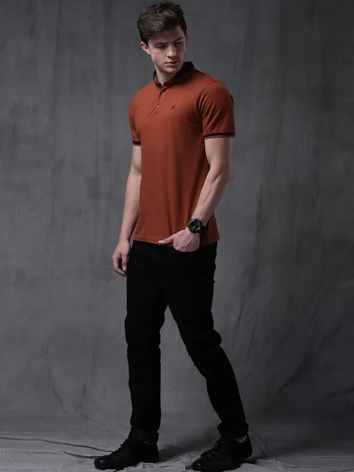 Черные джинсы и рубашка поло