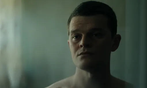 Роберт Арамайо в фильме «Я ругаюсь» (2025) Роберт Арамайо