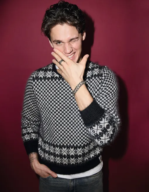 Пуловер, BALLY; футболка, MAAG; джинсы, TOM TAILOR; браслет и кольцо, GREGORY LEPS JEWELRY