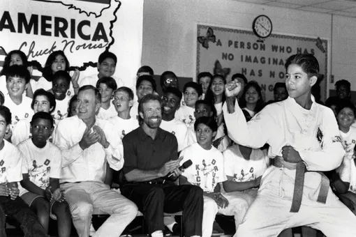 Президент США Джордж Буш‑старший и Чак Норрис на мероприятии фонда Kickstart Kids Президент США Джордж Буш‑старший и Чак Норрис на мероприятии фонда Kickstart Kids