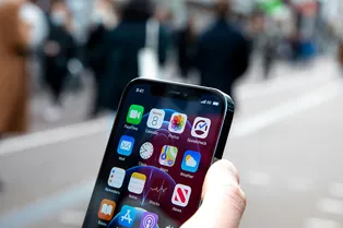 Заработает ли 5G на iPhone в России? Минцифры и операторы связи начали переговоры с Apple Заработает ли 5G на iPhone в России? Минцифры и операторы связи начали переговоры с Apple