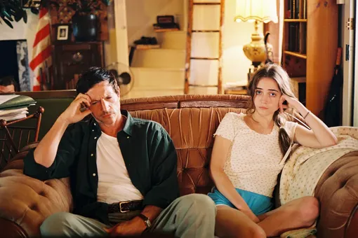 Саймон Рекс и Талия Райдер в фильме «Нежный восток» (2023)