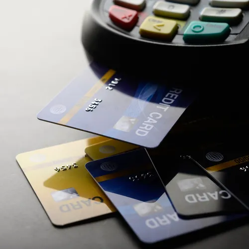 Без срока давности: как «забытые» банковские карты могут загнать в долги