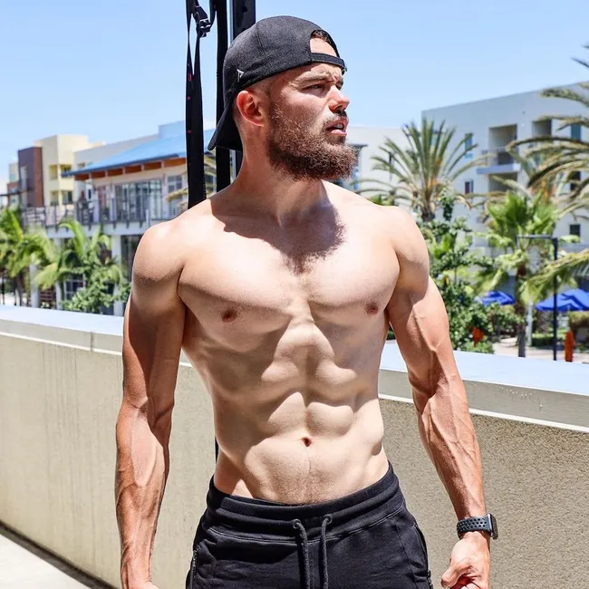 Шесть кубиков за 30 дней: огненная тренировка пресса от популярного фитнес-блогера