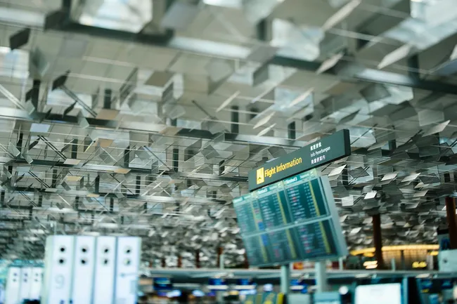 Москву накрыли «ковром»: за сутки в столичных аэропортах задержали и отменили почти 500 рейсов