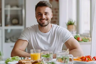 Что есть и пить на интервальном голодании, чтобы похудеть к Новому году: как работает популярный диетический подход