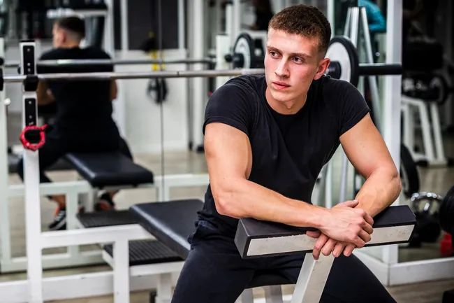 9 упражнений на скамье: как проработать пресс и все тело за 20 минут