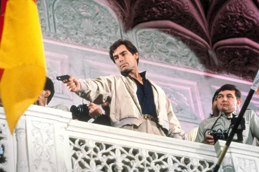 Тимоти Далтон в фильме «Искры из глаз» (1987)