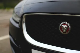 Jaguar больше не зарычит: легендарный бренд выпустил последний бензиновый автомобиль