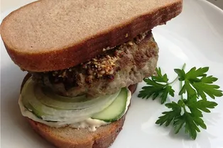 Котлета и два куска хлеба: как выглядел первый советский бургер в 1930-е