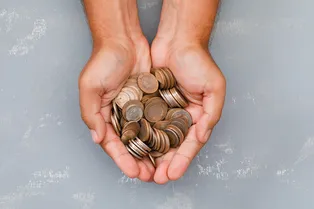 Семья блогеров собрала 200 млн рублей на лечение ребенка: они потратили все на одежду, рекламу и ставки