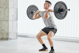 Забудьте обычный жим над головой: тренеры рассказали о плюсах варианта на коленях, который выпрямляет осанку навсегда Забудьте обычный жим над головой: тренеры рассказали о плюсах варианта на коленях, который выпрямляет осанку навсегда