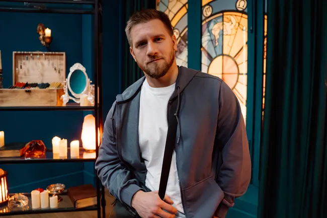 «Боюсь спать один без света: кажется, что кто-то ходит по комнате»: актер Михаил Кремер о мистике и юморе