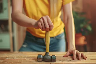 Молотком по лицу: зумеры придумали, как добиться острых скул — что такое «бонсмешинг»? Молотком по лицу: зумеры придумали, как добиться острых скул — что такое «бонсмешинг»?