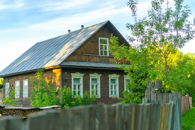 Побег из мегаполиса: зачем россияне скупают старые дома в деревнях?