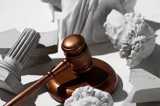 Полицейский 1,5 года судился за переход на удаленку: он обвинил начальство в дискриминации