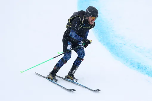 Никита Филиппов принимает участие в гонке во время Зимних Олимпийских игр 2026 года в Италии