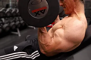 Как прокачать все тело гантелями: лучшие упражнения на каждую мышечную группу от Джеффа Кавальера