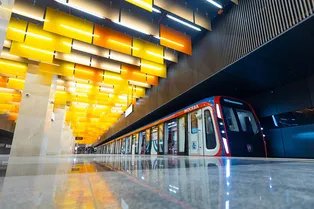 У москвичей начнут досматривать телефоны в метро: зачем это нужно