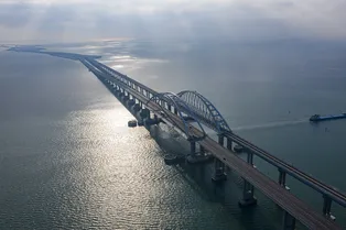Сотни автомобилей скопились в очередях к Крымскому мосту: что происходит на переправе