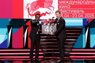 Звезды на красной дорожке и триумф Сергея Безрукова: главное с открытия 48-го ММКФ