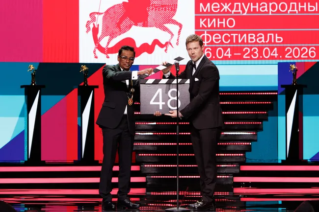 Звезды на красной дорожке и триумф Сергея Безрукова: главное с открытия 48-го ММКФ