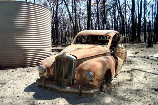История превратилась в пепел: в Праге сгорела коллекция ретроавтомобилей на 10 миллионов долларов История превратилась в пепел: в Праге сгорела коллекция ретроавтомобилей на 10 миллионов долларов