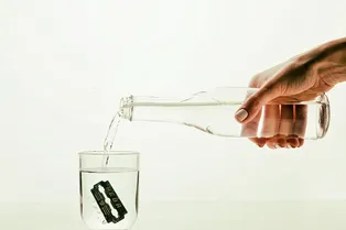 Лезвия в уксусе и еще 9 странных методов народного лечения в СССР Лезвия в уксусе и еще 9 странных методов народного лечения в СССР