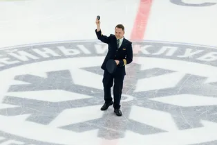 Карен Новицкий поучаствовал в матче КХЛ между «Сибирью» и «Трактором»: пилот вбросил символическую шайбу