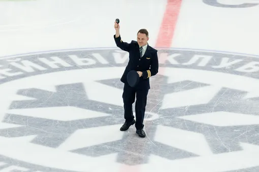 Карен Новицкий поучаствовал в матче КХЛ между «Сибирью» и «Трактором»: пилот вбросил символическую шайбу Карен Новицкий поучаствовал в матче КХЛ между «Сибирью» и «Трактором»: пилот вбросил символическую шайбу