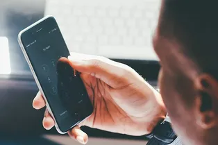 Почему больше не выпускают телефоны со съемными батареями