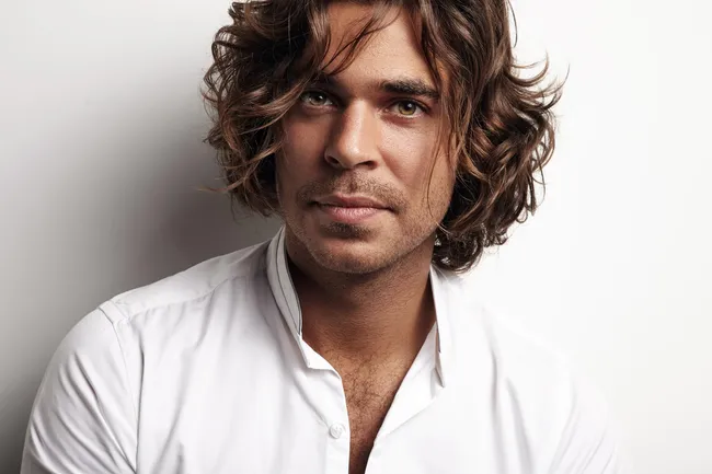 Полная дичь и естественность: волосы на груди у мужчин снова в моде?