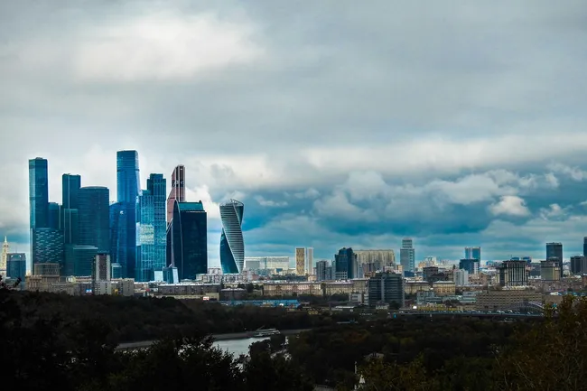 Смерчи, град и штормовой ветер: на Москву и Подмосковье идет холодный фронт