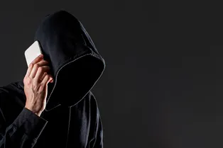 Представляется должностным лицом и ошибается в словах: 5 способов распознать телефонного мошенника