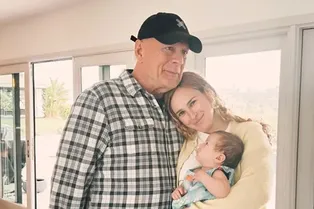 Остался в одиночестве: Брюса Уиллиса отселили в другой дом из-за деменции