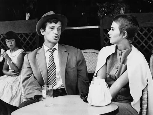 Жан-Поль Бельмондо и Джин Сиберг в фильме «На последнем дыхании» (1960) Жан-Поль Бельмондо и Джин Сиберг в фильме «На последнем дыхании» (1960)