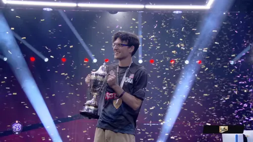 Раду Касапу с наградой за победу в соревновании GeoGuessr World Cup