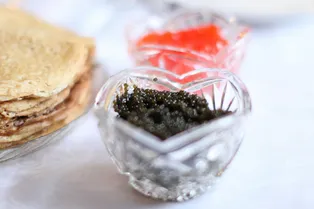 Сколько стоит настоящая икра в России: можно ли заменить новогодний деликатес имитацией?