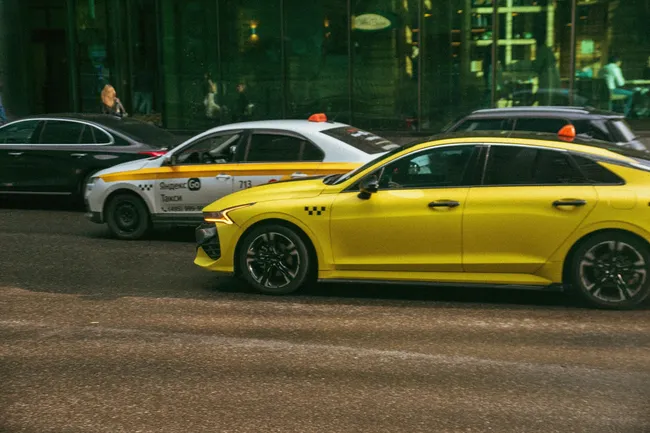 Темные стекла и лишние пассажиры: за что Минтранс запретит работу автобусам и такси