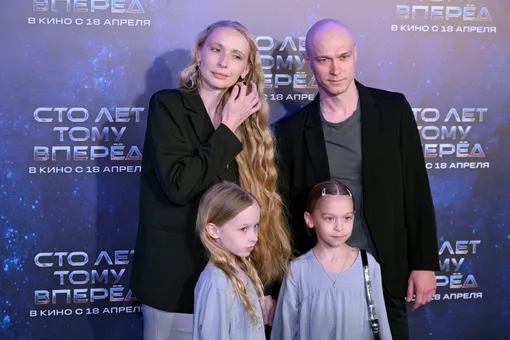 Юра Борисов, его супруга Анна Шевчук и дочери Марфа и Акулина