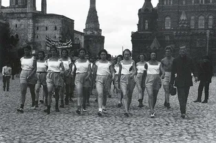 Почему в СССР многие женщины носили мужское белье? Почему в СССР многие женщины носили мужское белье?