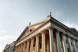 Где можно дешево отдохнуть в октябре: россиянам назвали самые бюджетные направления