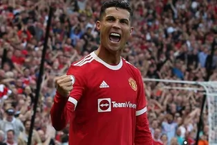 Маленькая девочка выбежала на поле после матча, чтобы обняться с Роналду — форвард не смог ей отказать Маленькая девочка выбежала на поле после матча, чтобы обняться с Роналду — форвард не смог ей отказать