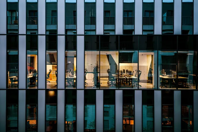 Работать некому, но устроиться сложно: кого будут нанимать российские компании в 2026 году