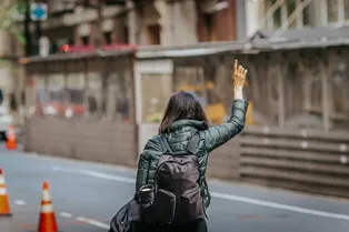 Дефицит машин и неизбежный рост тарифов: как изменится рынок такси в России в 2026 году