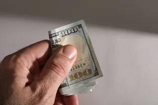 Доллар по 200 или по 50? Россияне рассказали, какой курс рубля они ждут в начале весны