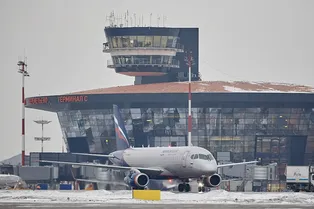 «Шереметьево» закрыто, на МКАД «черные пробки», люди спят на багажных лентах: как Москва пережила циклон «Фрэнсис»